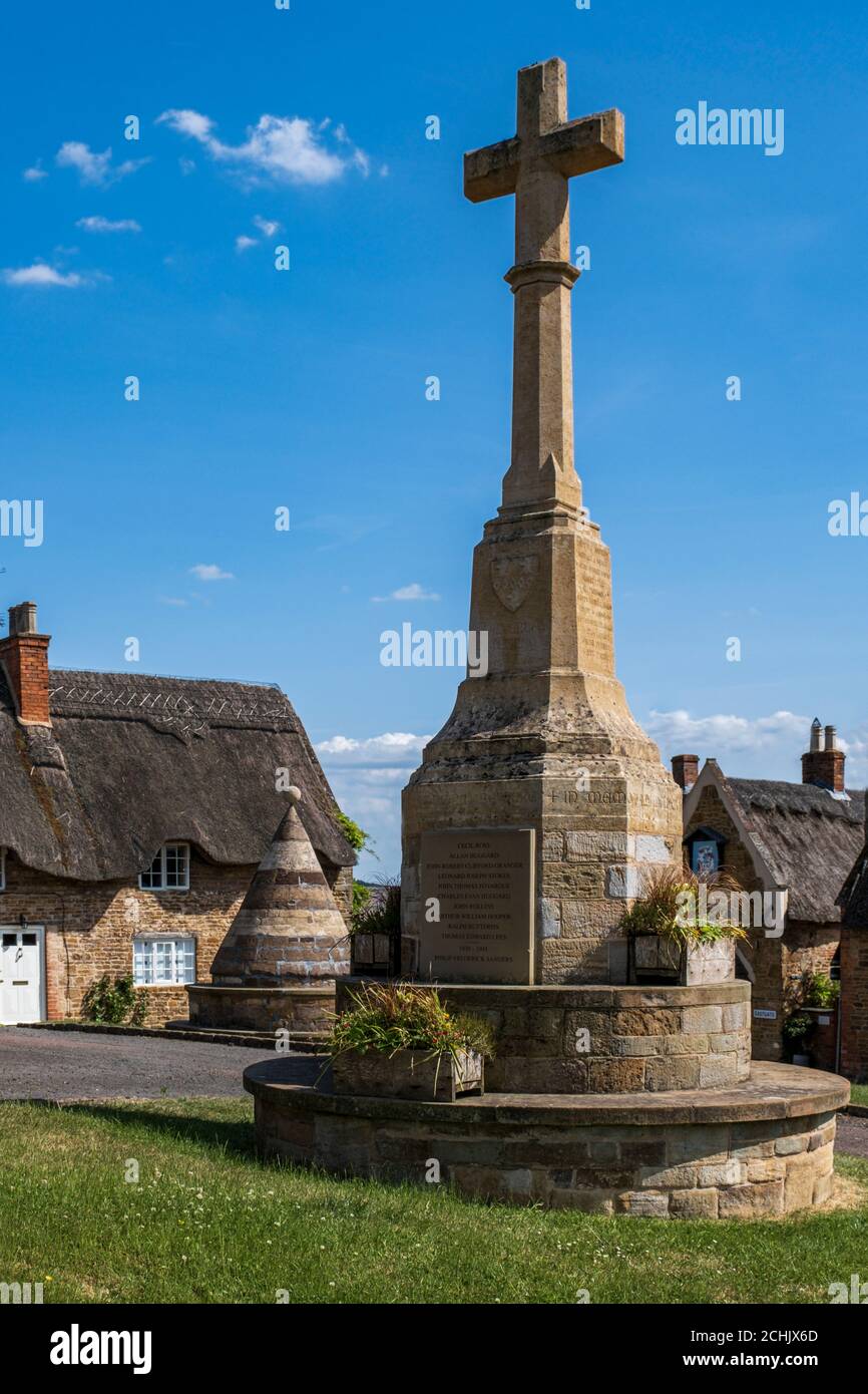 Il Memoriale di Guerra e Buttercross sul villaggio verde a Hallaton in Leicestershire, Inghilterra, Regno Unito Foto Stock