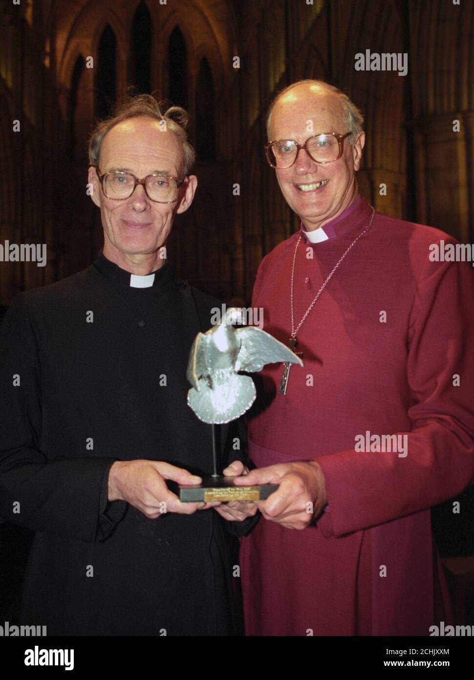 A Padre William Anderson (l) è stato assegnato il premio predicatore dell'anno dal Vescovo di Durham, il Reverendo di destra Michael Turnbull, nella Cattedrale di Southwark. Foto Stock