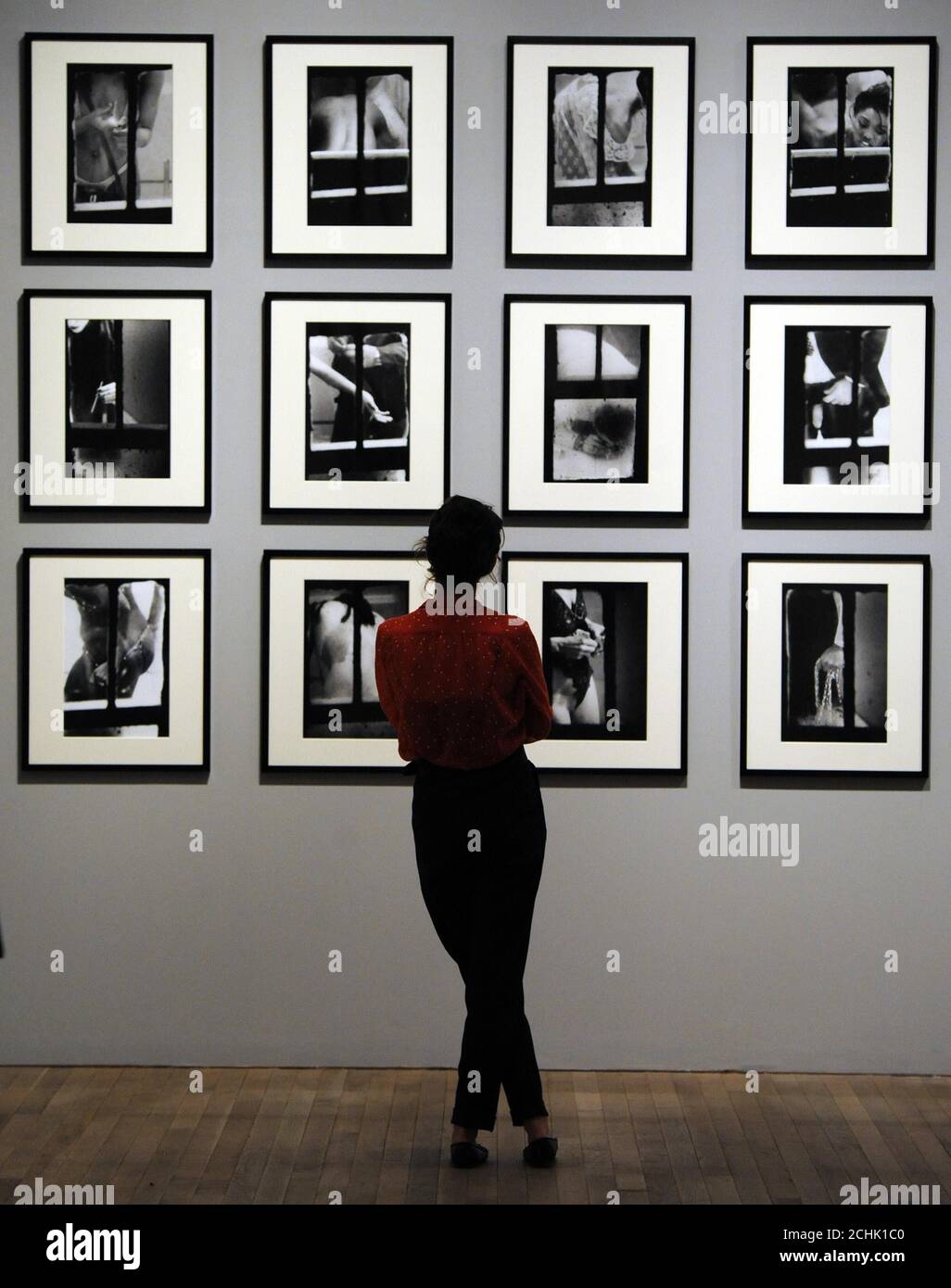 Un visitatore del Tate Modern di Londra oggi vede la mostra esposta: Voyeurism, Surveillance e la telecamera che sarà aperta al pubblico il 28 maggio. Foto Stock