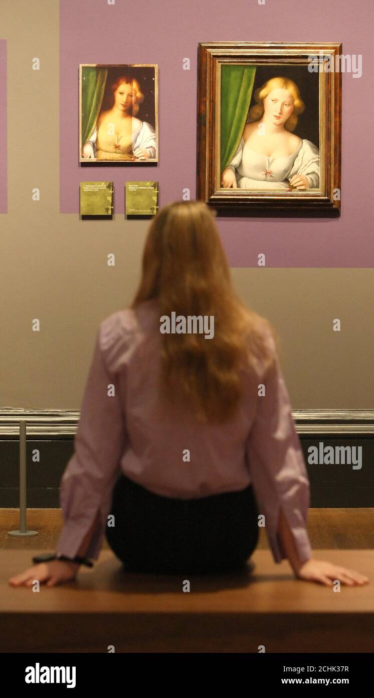 Un visitatore vede versioni alterate (a sinistra) e restaurate di 'Donna a una finestra' circa 1510-1530, parte della mostra 'Chiudi esame: Falsi, errori e scoperte', presso la National Gallery di Londra, che mostra le scoperte scientifiche fatte dal Dipartimento Scientifico della National Gallery. Foto Stock