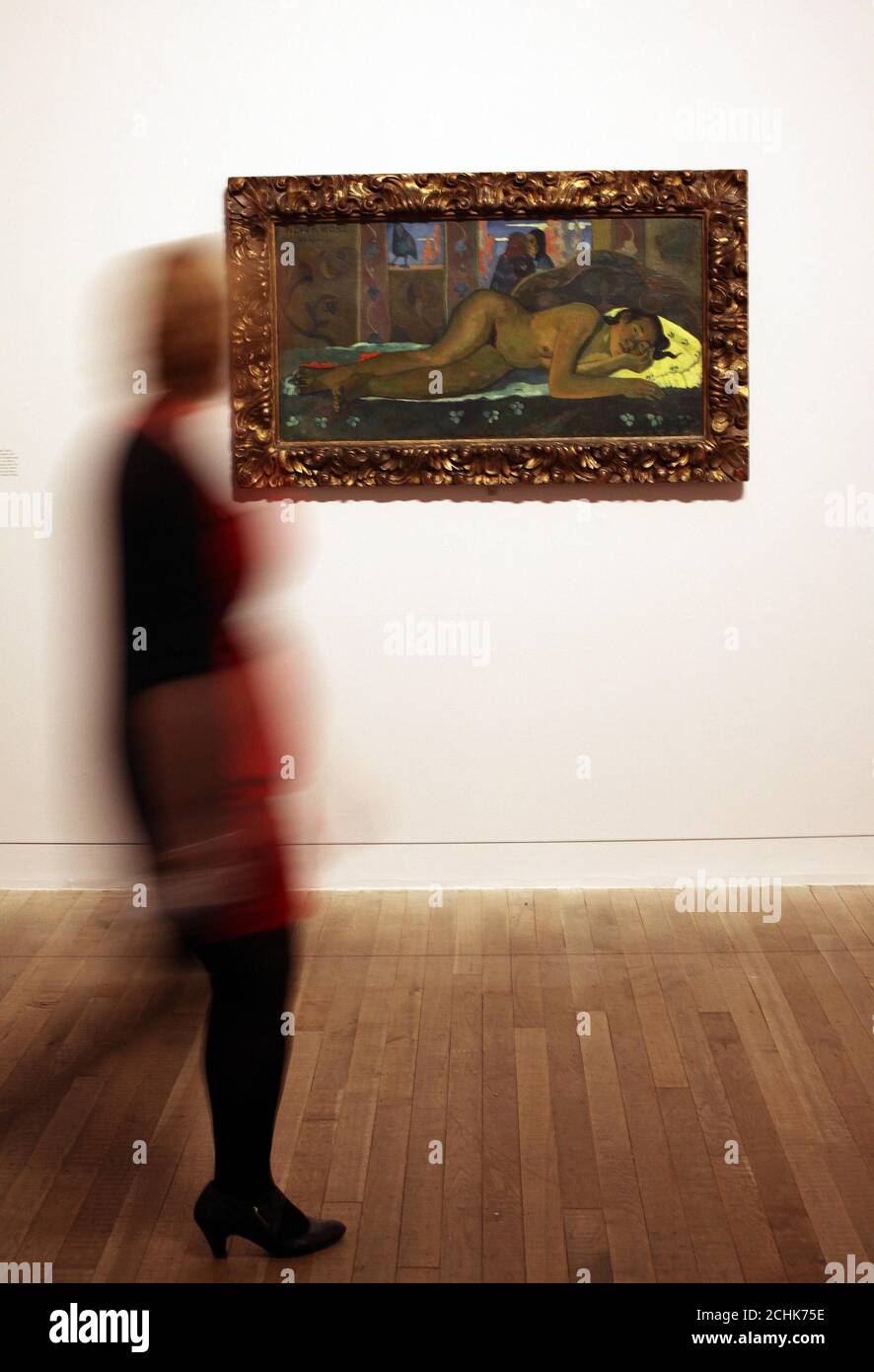 Una donna passa accanto a 'Nevermore o Tahiti' 1897 alla mostra Gauguin: Maker of Myth al Tate Modern di Londra. Foto Stock