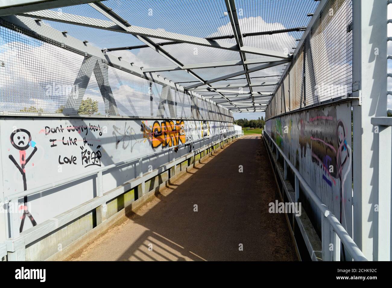 Un ponte pedonale in metallo brutto e angolare coperto di graffiti Shepperton Surrey Inghilterra Regno Unito Foto Stock