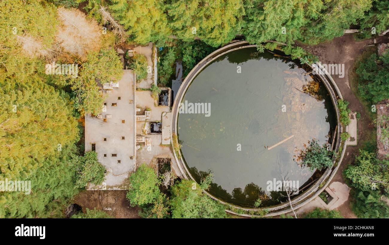 Vista aerea dall'alto del serbatoio d'acqua abbandonato, del serbatoio e degli edifici della vecchia miniera di stagno in Rolava, Ore montagne, Repubblica Ceca. Bella natura dall'alto. Foto Stock