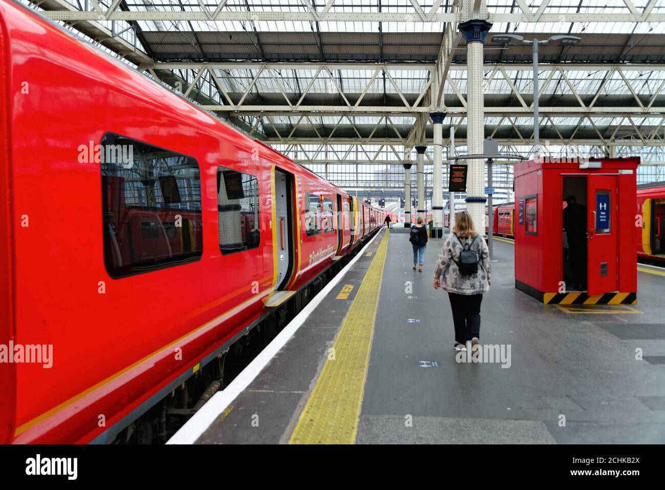 Un treno per pendolari della South Western Railway sulla piattaforma di Waterloo Stazione di Londra Inghilterra Regno Unito Foto Stock