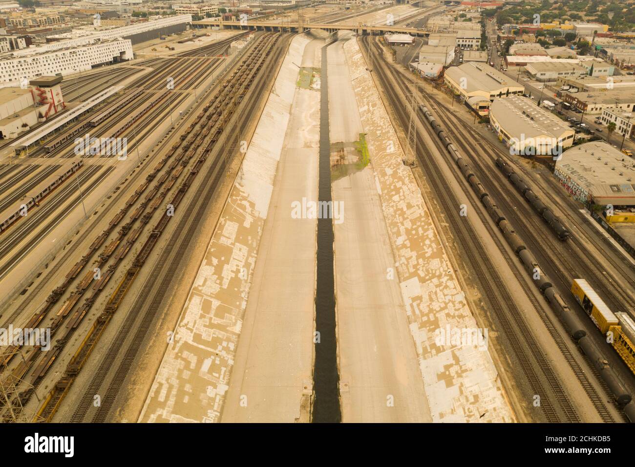 Vista aerea della L.A. Fiume sotto il cielo fumoso inquinato in tonalità seppia Foto Stock