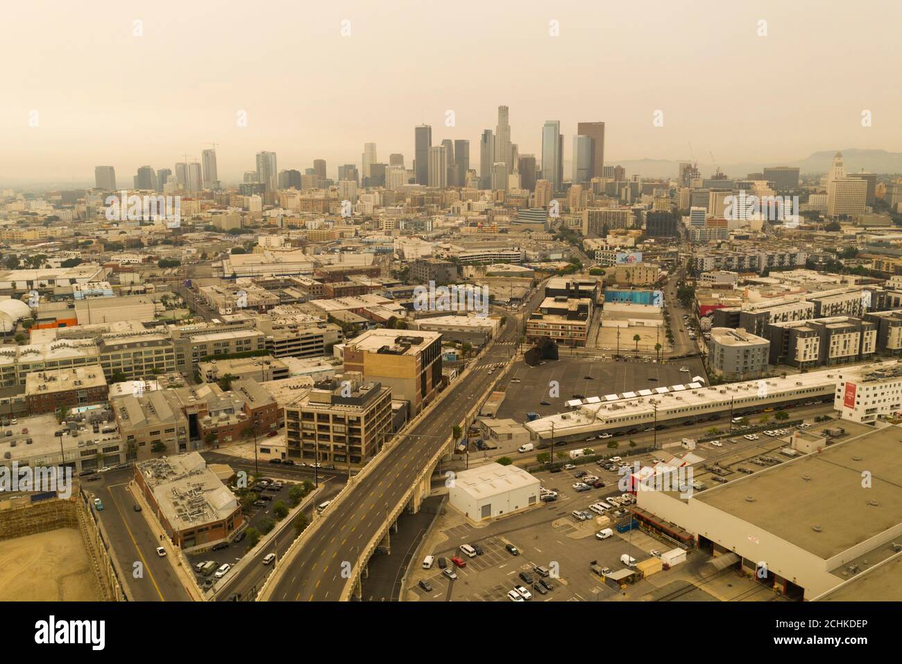 Vista aerea di un seppia tonica del centro di Los Angeles durante la crisi del fuoco selvatico del 2020 riempie di fumo i cieli locali Foto Stock