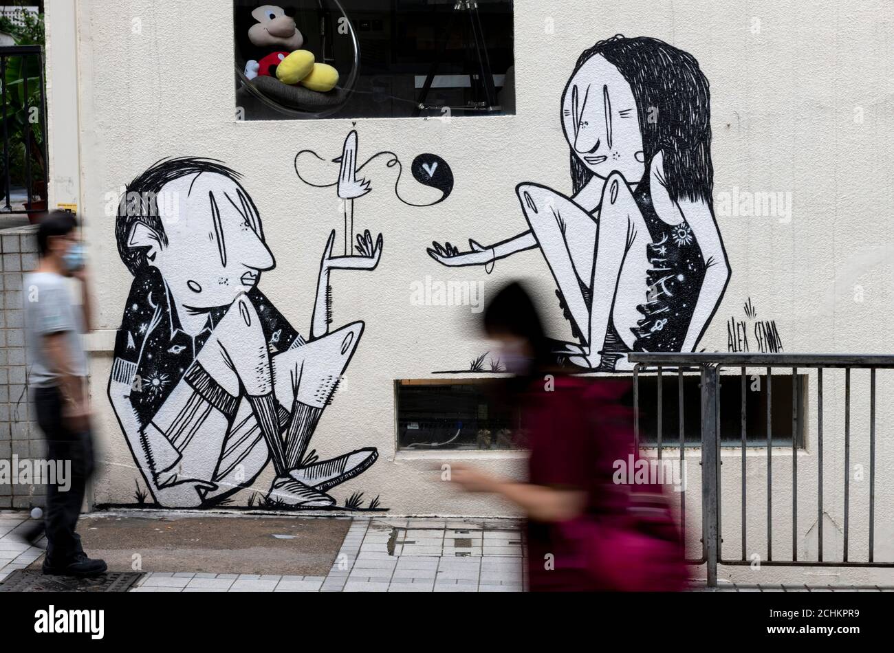 Hong Kong, Cina: 11 SETTEMBRE 2020. Il brasiliano Alex Senna, noto per le sue opere d'arte di strada monocromatiche, si è Unito al team HKWalls 2018. Il suo lavoro da parte del C. Foto Stock