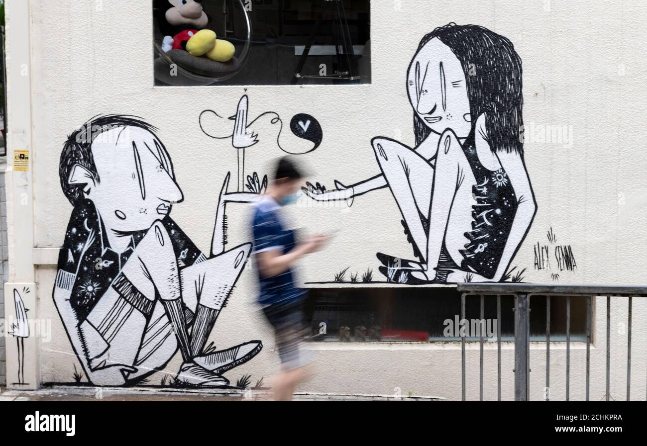 Hong Kong, Cina: 11 SETTEMBRE 2020. Il brasiliano Alex Senna, noto per le sue opere d'arte di strada monocromatiche, si è Unito al team HKWalls 2018. Il suo lavoro da parte del C. Foto Stock