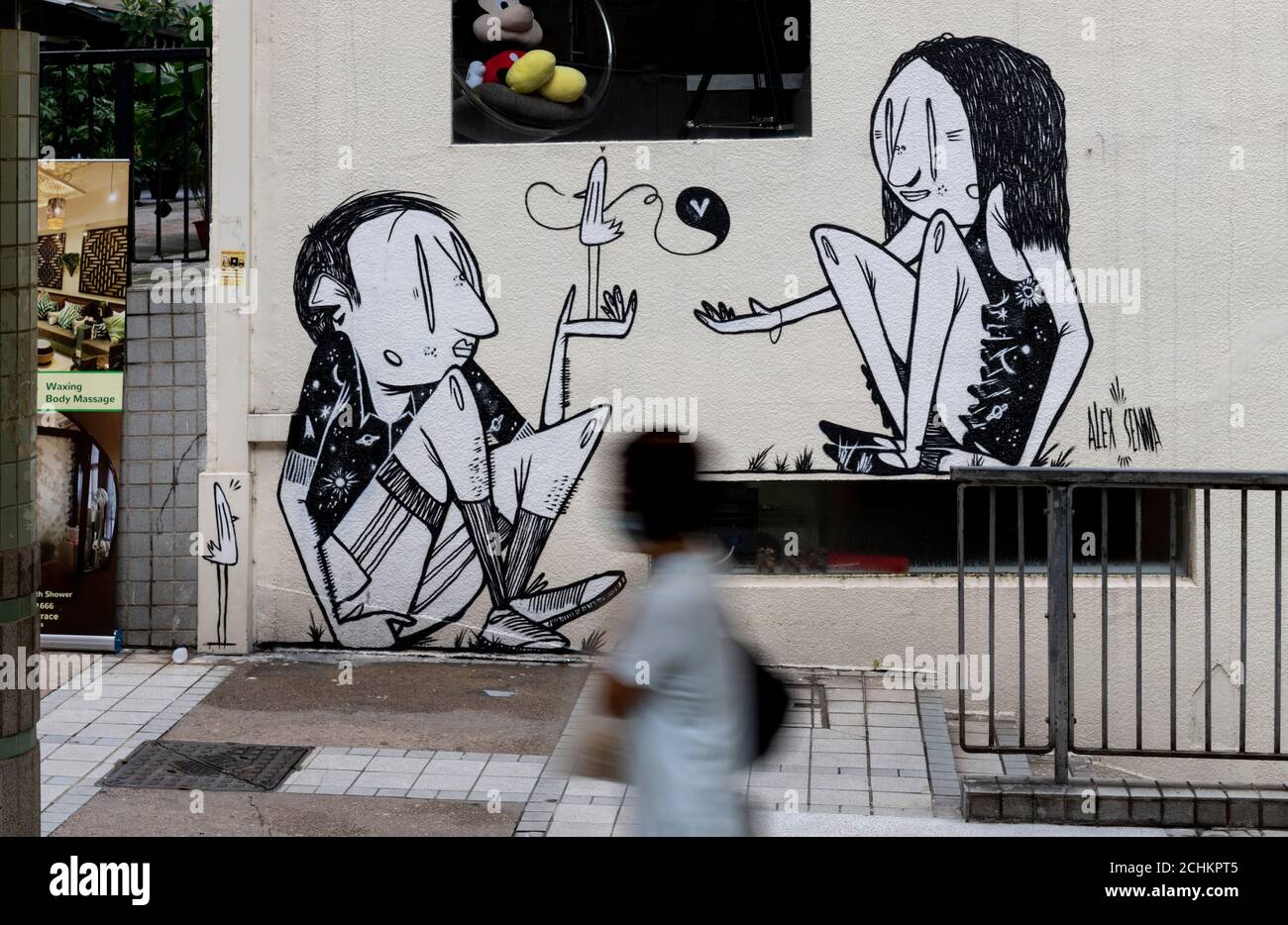 Hong Kong, Cina: 11 SETTEMBRE 2020. Il brasiliano Alex Senna, noto per le sue opere d'arte di strada monocromatiche, si è Unito al team HKWalls 2018. Il suo lavoro da parte del C. Foto Stock