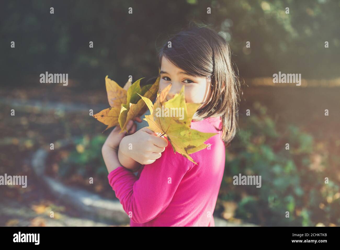 Felice gara mista giapponese ragazza in autunno parco Foto Stock