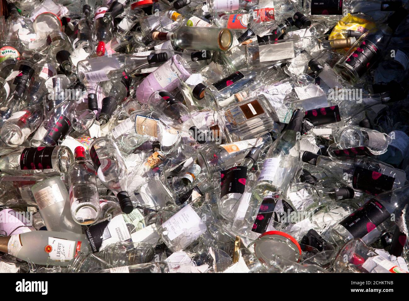 Bicchiere di vino vecchio in un'azienda vinicola a Koenigswinter, Nord Reno-Westfalia, Germania. Altglas Weinflaschen un einem Weingut a Koenigswinter, NOR Foto Stock