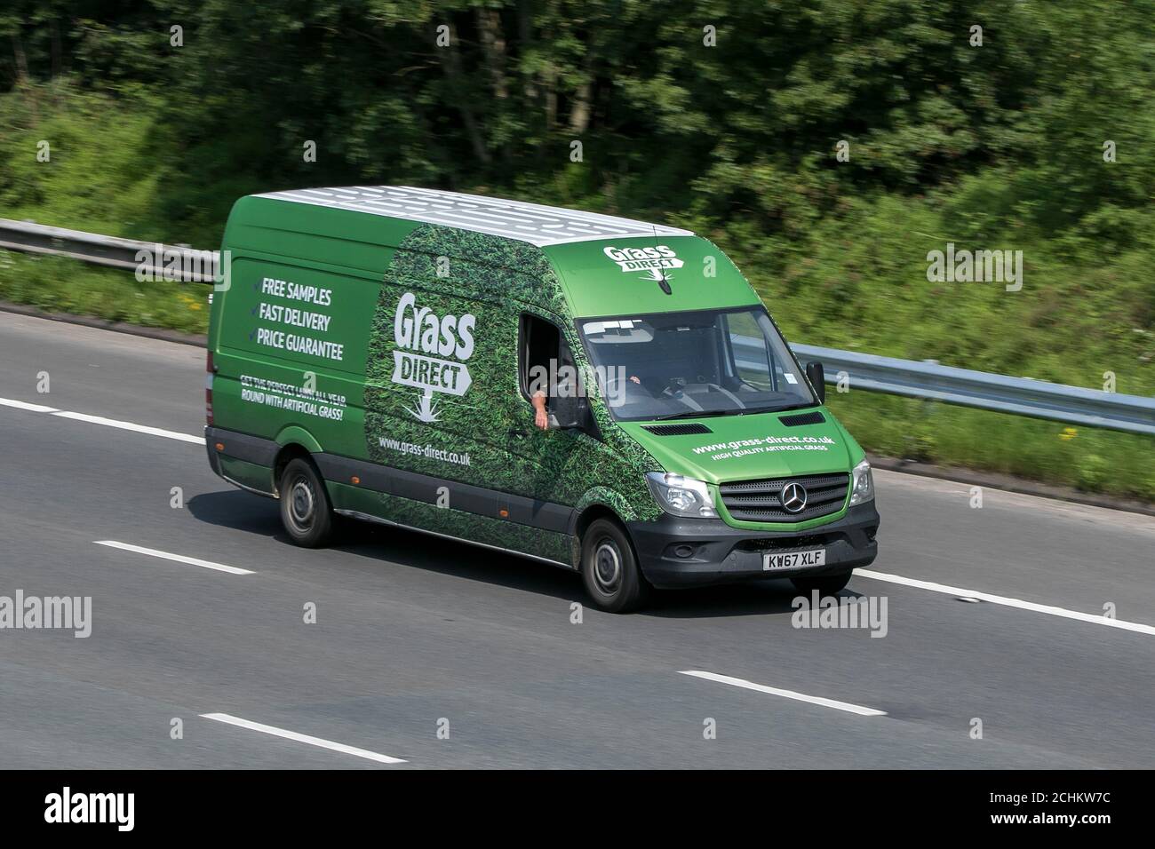 Un Mercedes Benz Sprinter van Grass diretto astrofaro artificiale guida sulla M6 autostrada vicino Preston a Lancashire, Regno Unito. Foto Stock