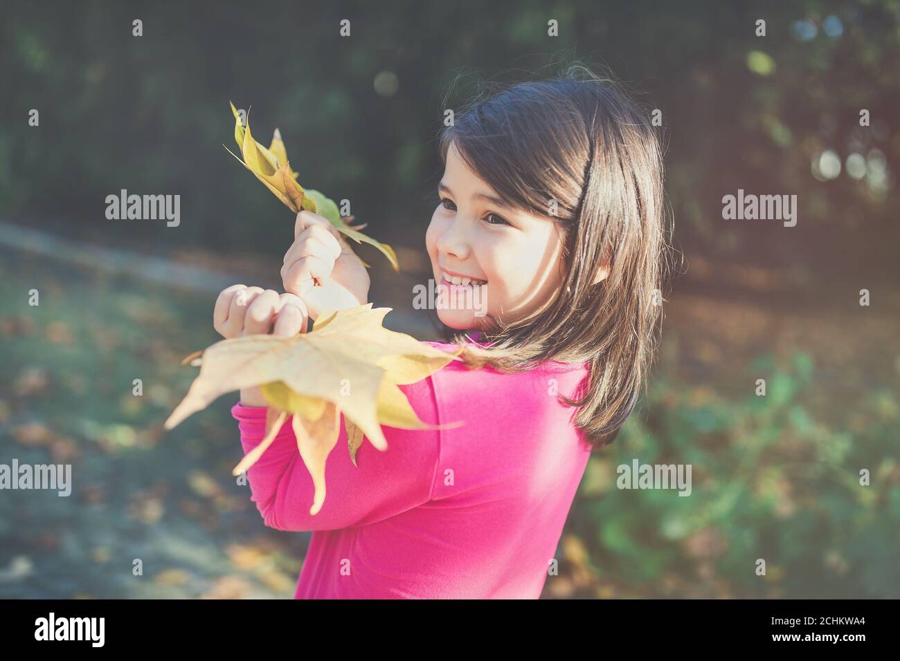 Felice gara mista giapponese ragazza in autunno parco Foto Stock