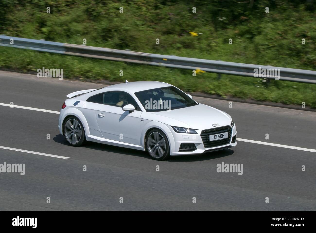 D1SOF A 2015 Audi TT S Line TFSI White Car Coupe benzina sulla M6 autostrada vicino Preston a Lancashire, Regno Unito. Foto Stock
