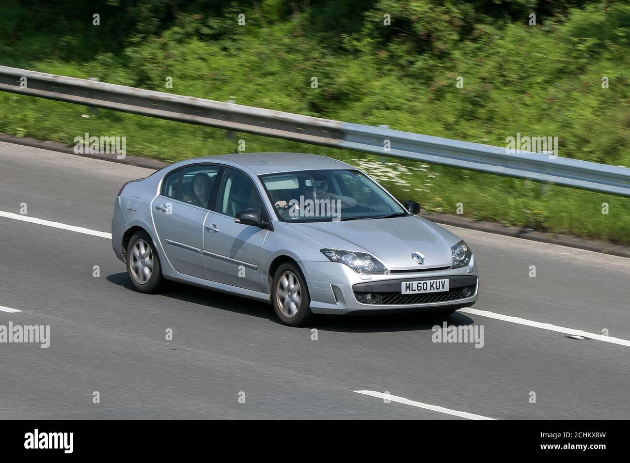 2010 Renault Laguna Dynamique T-T dCi 150 Silver Car Diesel 5 porte sulla M6 vicino Preston a Lancashire, Regno Unito. Foto Stock