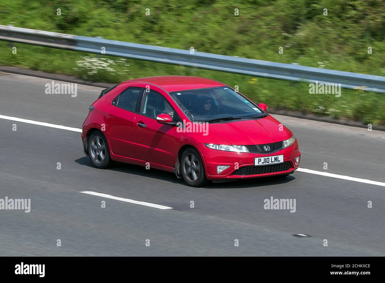 2010 Honda Civic si i-VTEC Red Car Hatchback benzina guida sull'autostrada M6 vicino Preston a Lancashire, Regno Unito. Foto Stock