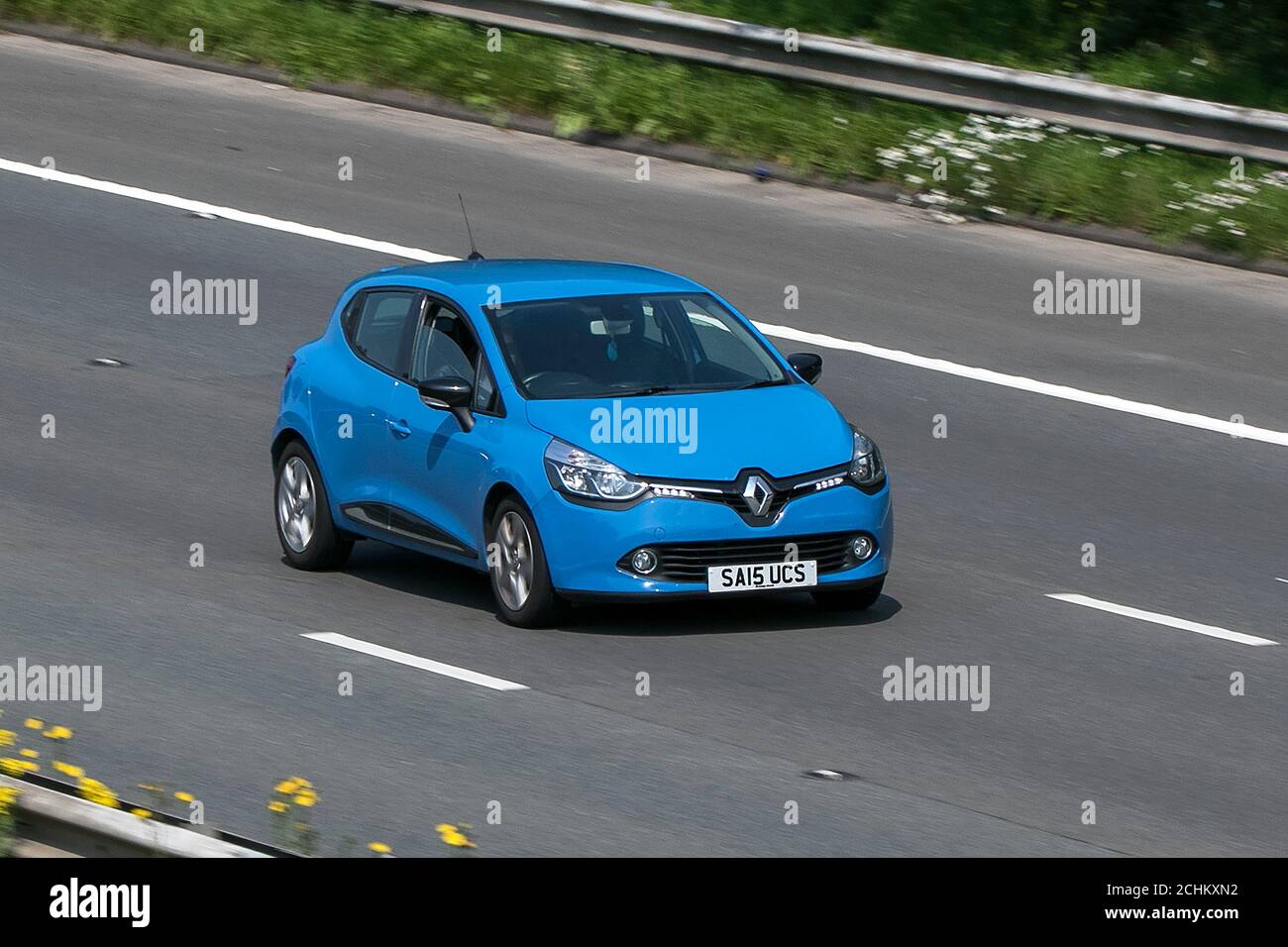 2015 Renault Clio Dynamique Medianav Blue Car Hatchback benzina sull'autostrada M6 vicino Preston a Lancashire, Regno Unito. Foto Stock