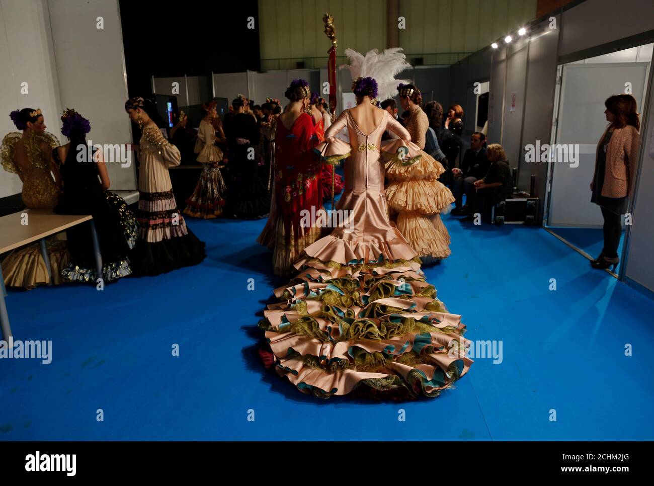 I modelli sono visti backstage durante l'International Flamenco Fashion Show SIMOF nella capitale andalusa di Siviglia, Spagna, 5 febbraio 2016. REUTERS/Marcello del Pozo Foto Stock