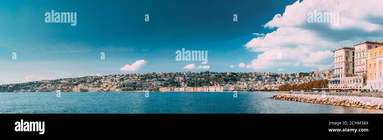 Terracina, Italia. Zona residenziale nel quartiere di Mergellina. Paesaggio collinare in estate giornata di sole sotto il blu cielo nuvoloso. Foto Stock