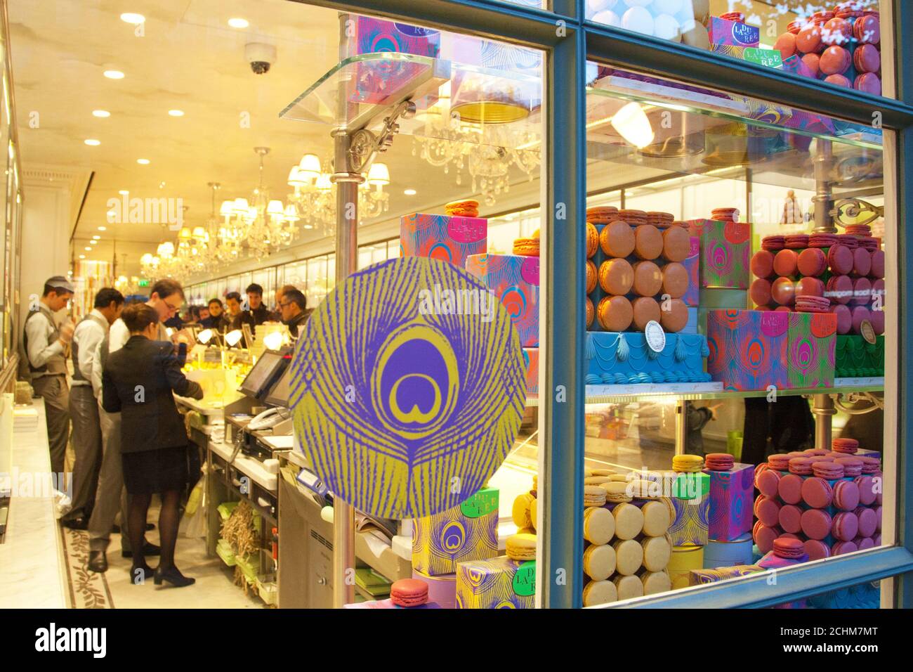 Colorata pasticceria di Ladurée a Parigi. Visualizza attraverso la finestra. Foto Stock