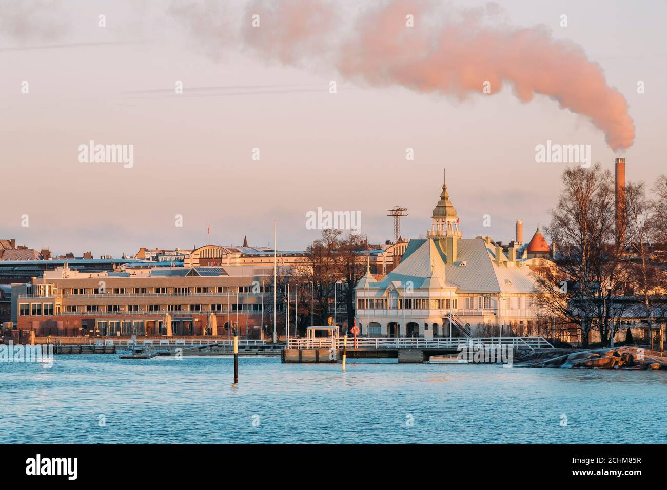 Helsinki, Finlandia. Vista di Luoto isola in inverno pieno di sole al mattino Foto Stock