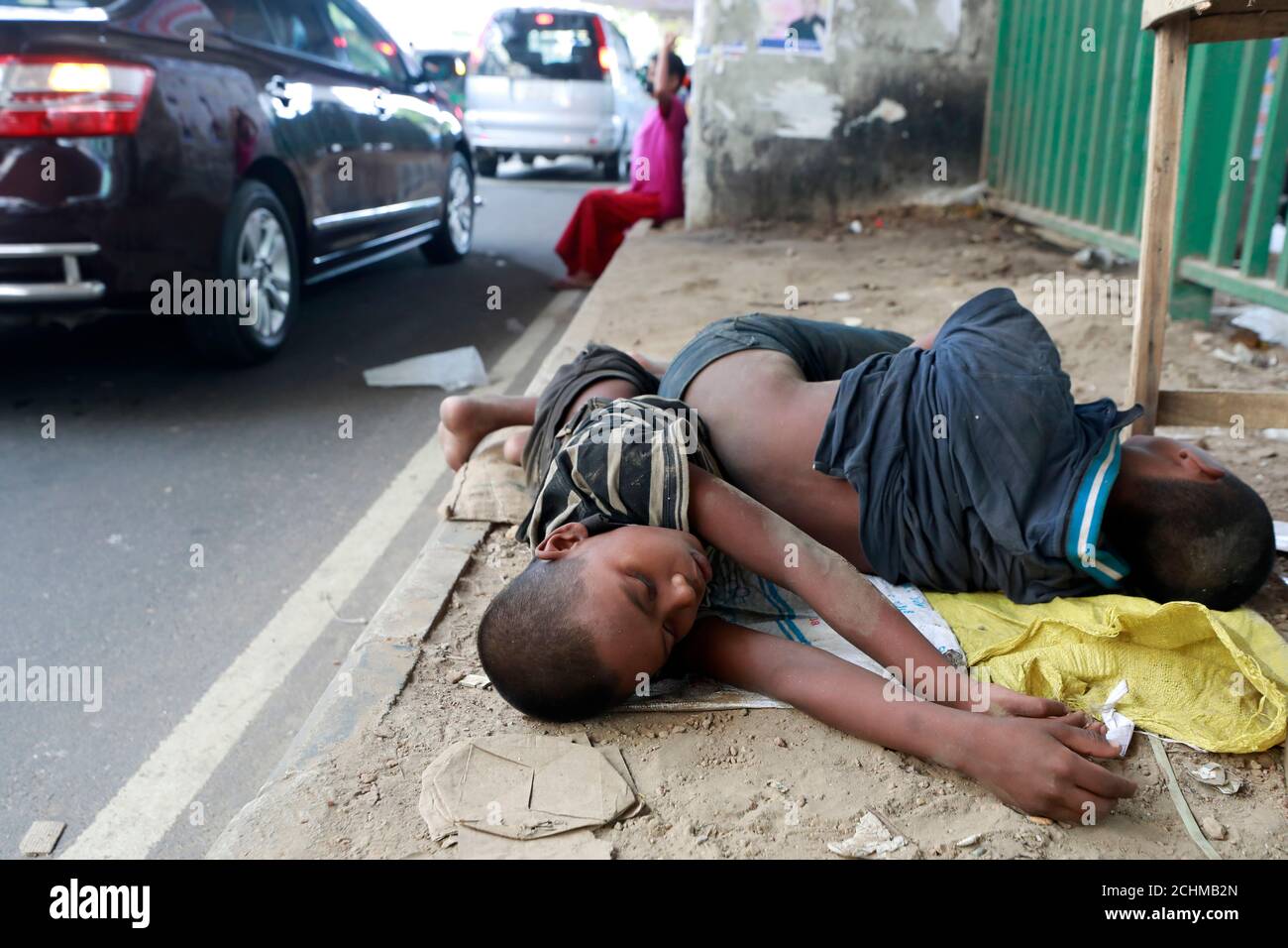 Dhaka, Bangladesh - 13 settembre 2020: I bambini senza casa del Bangladesh dormono su un sentiero stradale a Dhaka, Bangladesh, il 13 settembre 2020. Foto Stock