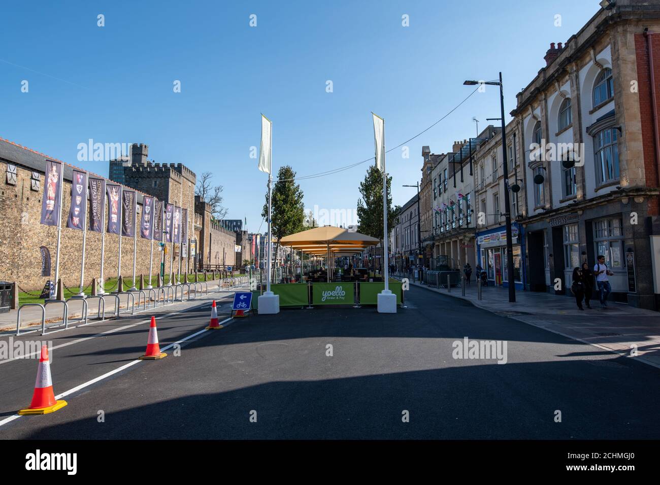 Cardiff, Galles, Regno Unito, 14 settembre 2020: Area ristorante all'aperto di Castle Street a Cardiff. Covid-19 chiusura della strada Foto Stock