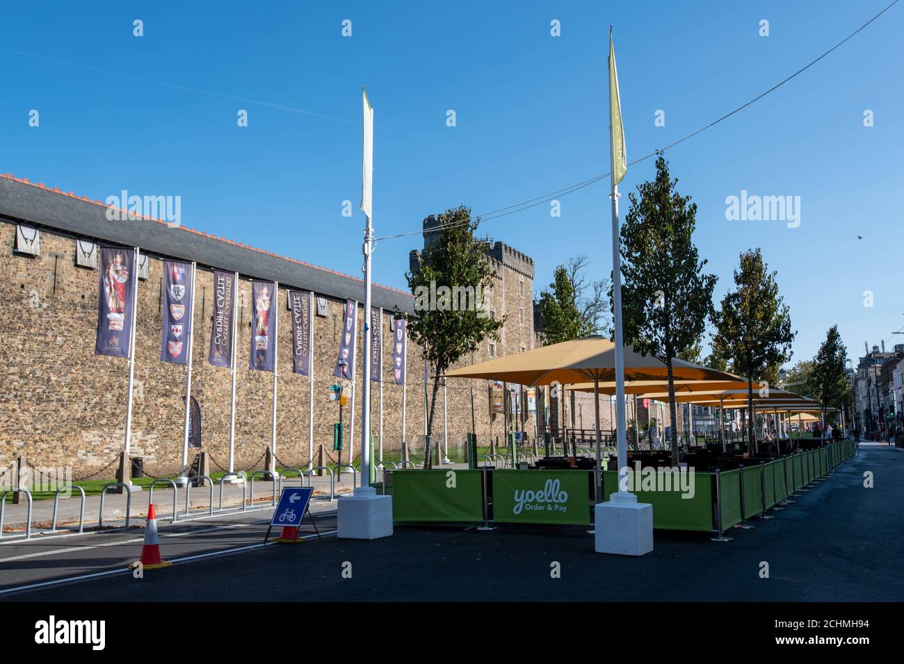 Cardiff, Galles, Regno Unito, 14 settembre 2020: Area ristorante all'aperto di Castle Street a Cardiff. Covid-19 chiusura della strada Foto Stock