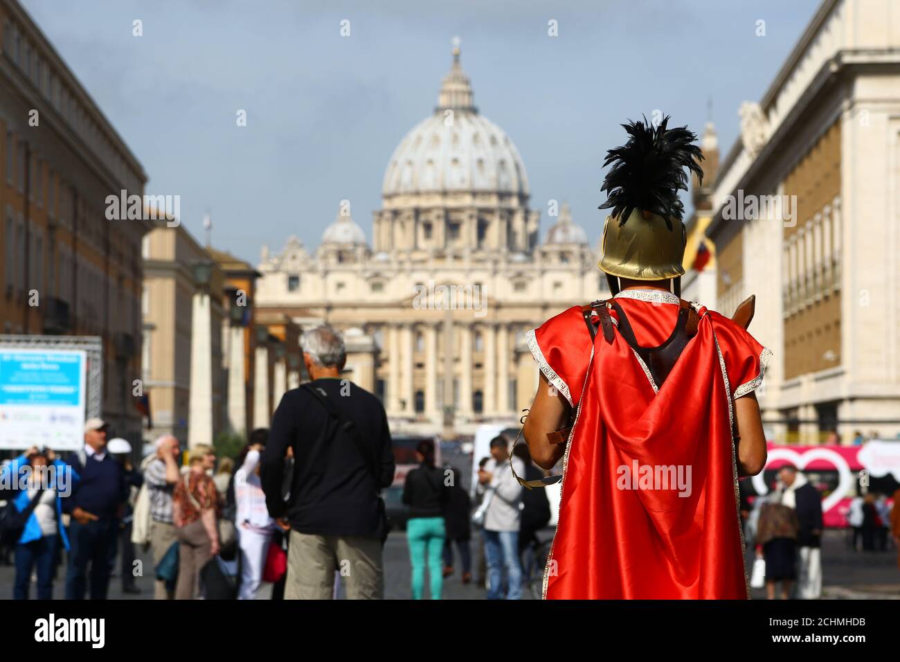 Uomo vestito come un antico legionario romano di fronte Basilica di San Pietro Foto Stock