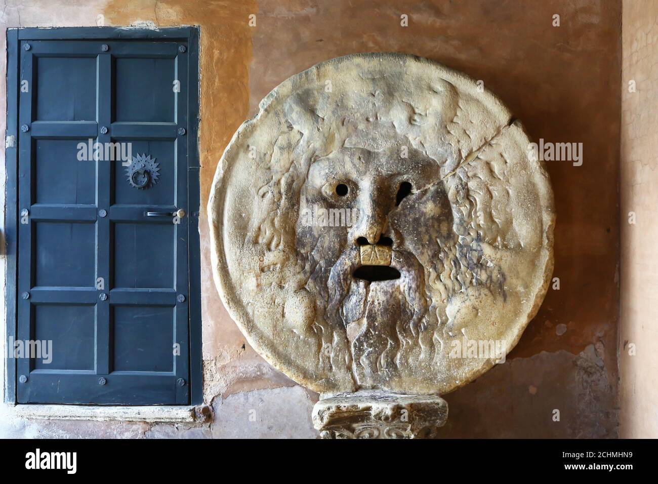 La bocca della Verità (la bocca della verità) a Roma, Italia. È un'immagine rotonda, scolpita in marmo, di un volto simile all'uomo. Foto Stock