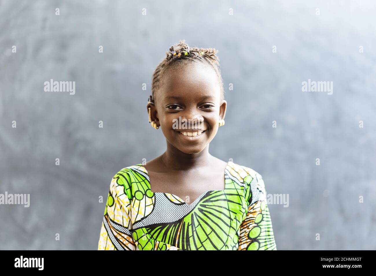 Splendido sorriso su African Black Girl Toothy Laughing Ritratto Shot Foto Stock