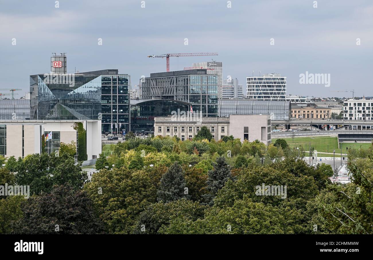 Berlino, Germania. 09 settembre 2020. La vista su parte del Tiergarten all'Ambasciata Svizzera e alla stazione ferroviaria principale di Nerlin nel quartiere governativo. Credit: Pedersen/dpa-Zentralbild/dpa/Alamy Live News Foto Stock