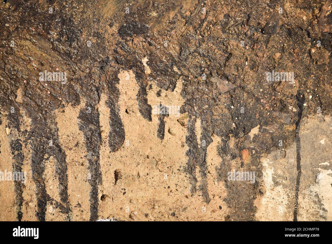 Perdite di acqua piovana sulla parete causando danni all'esterno Foto Stock