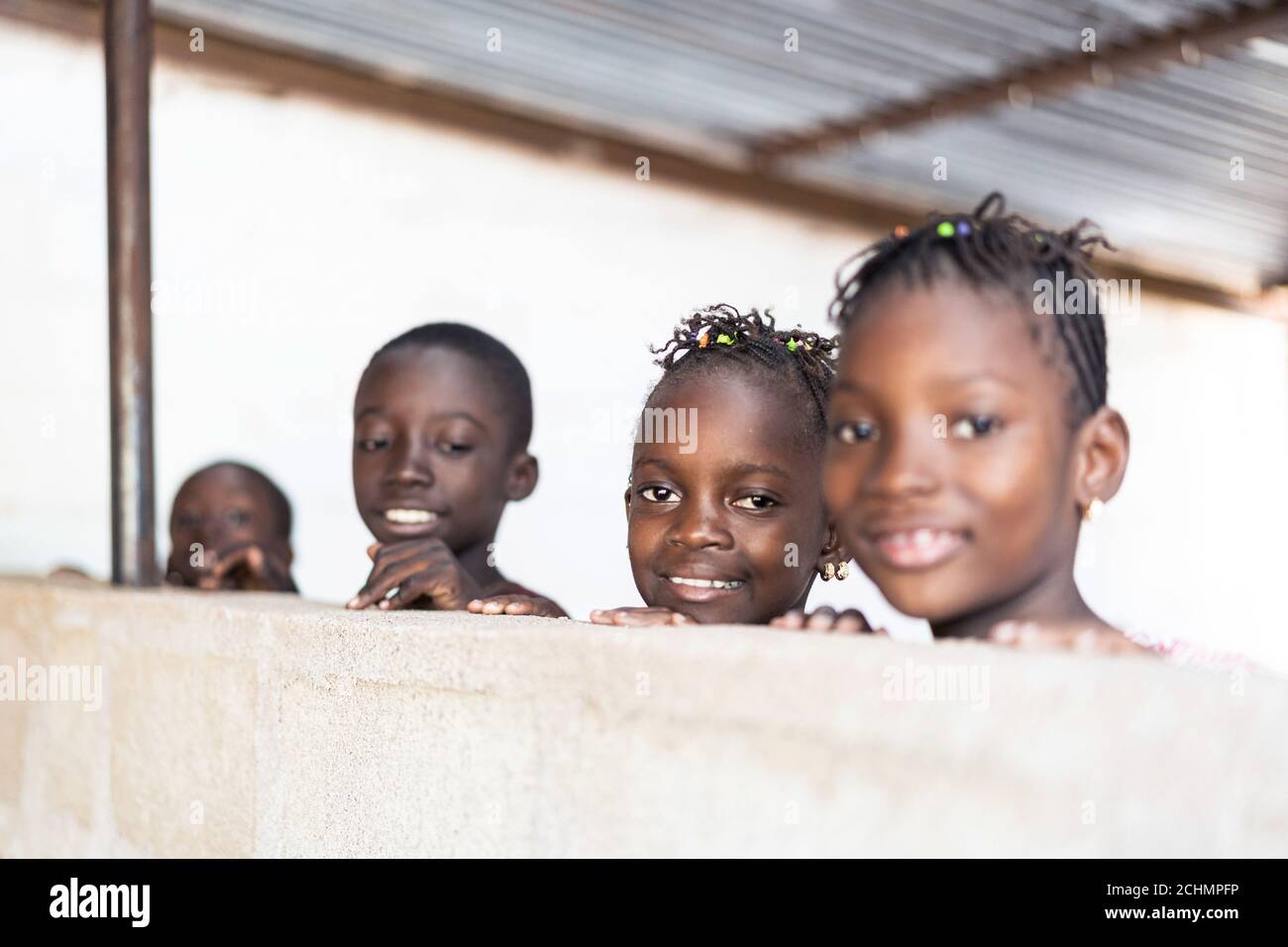 Quattro bei bambini neri africani sorridono allegro a Camera Foto Stock