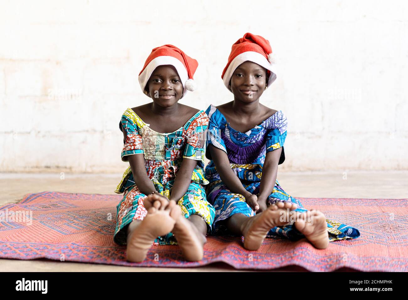 Natale per i bambini neri africani! Due meravigliosi bambini africani  sorridenti in modo felice Foto stock - Alamy