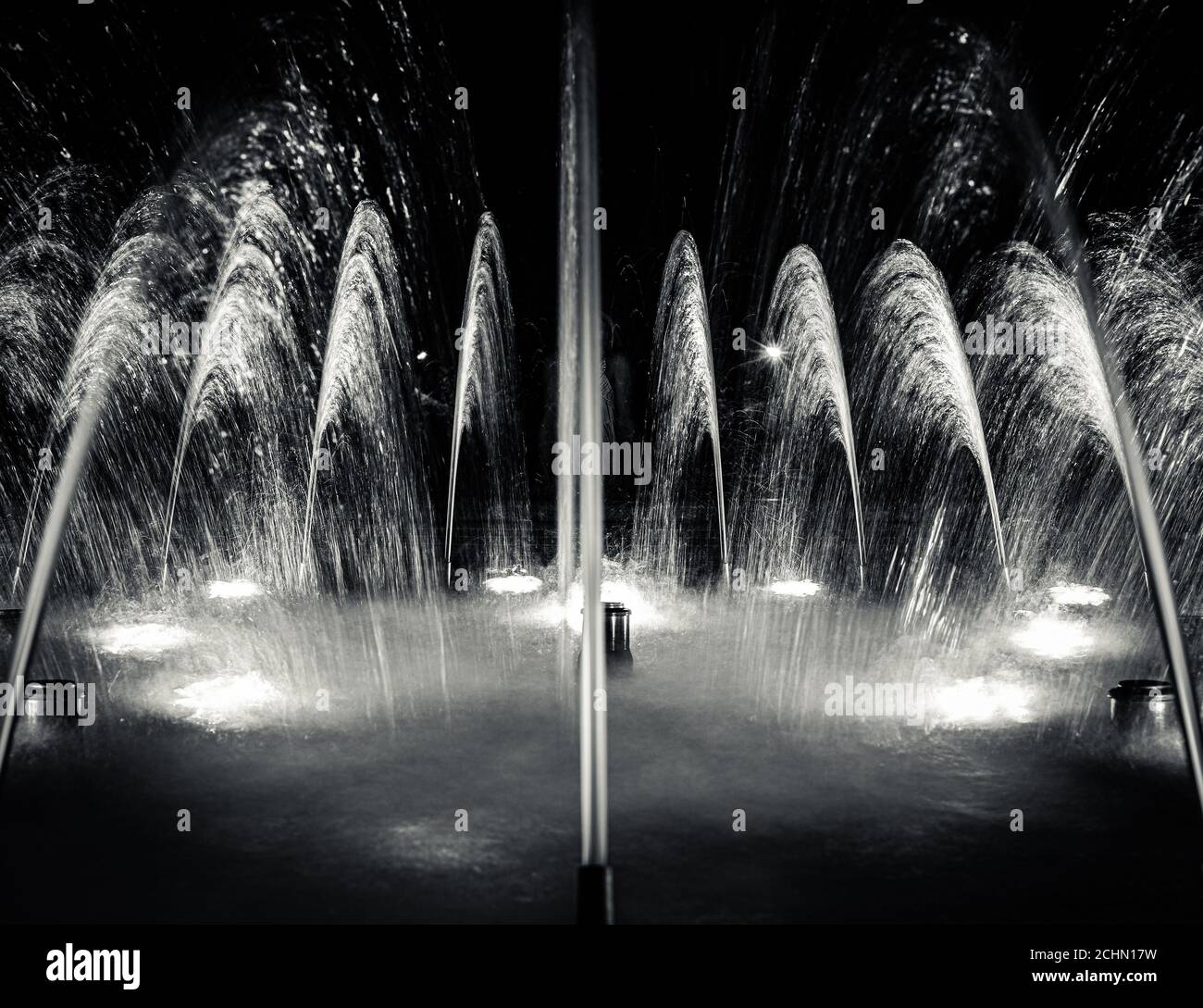 fontana cittadina di notte Foto Stock