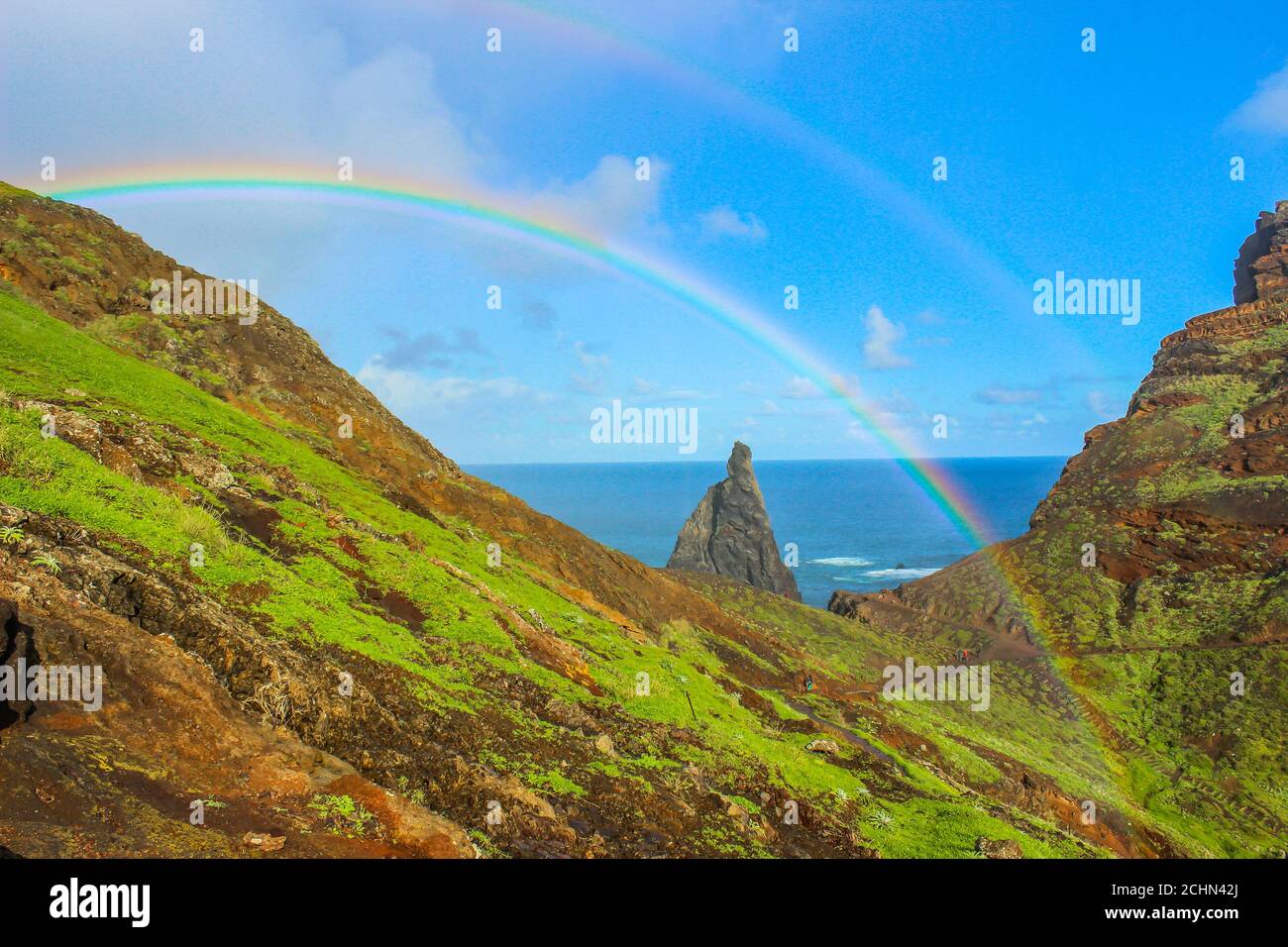 Ponta de Sao Lourenco, Madeira, Portogallo. Splendida vista panoramica sulle montagne del paesaggio verde, arcobaleno, scogliere rocciose e Oceano Atlantico. Giornata attiva escursionistica Foto Stock