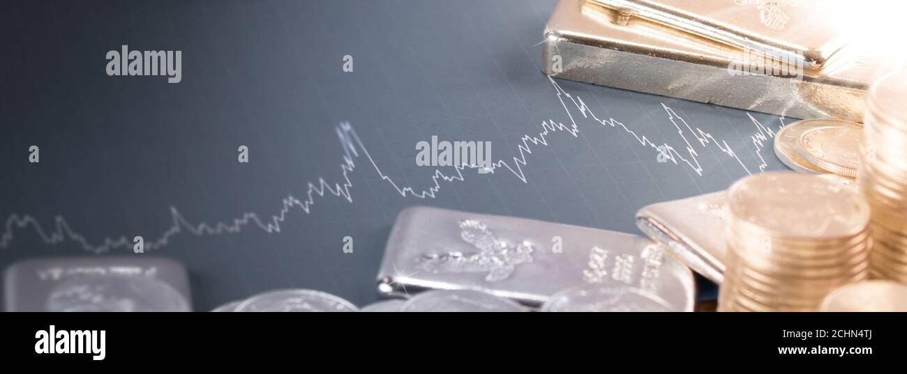 Barrette e monete d'argento e d'oro con tabella dei prezzi. Concetto di investimento/mercato Foto Stock