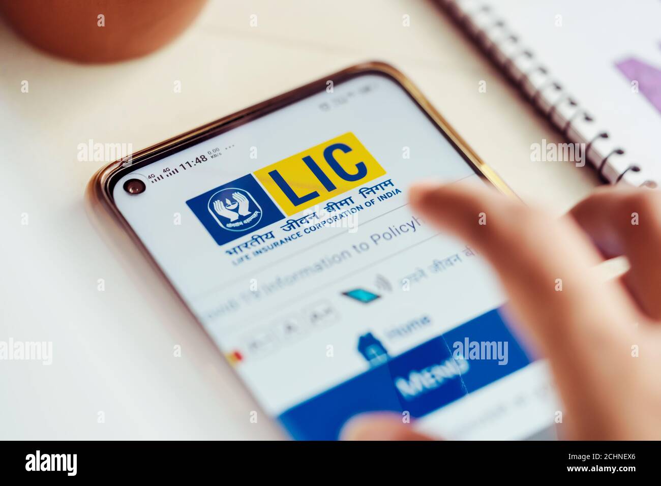 Kolkata, Bengala Occidentale, India, 6 settembre 2020 : Società di assicurazione sulla vita dell'India IPO. SITO ufficiale DI LIC aperto su uno smartphone su una scrivania. Foto Stock