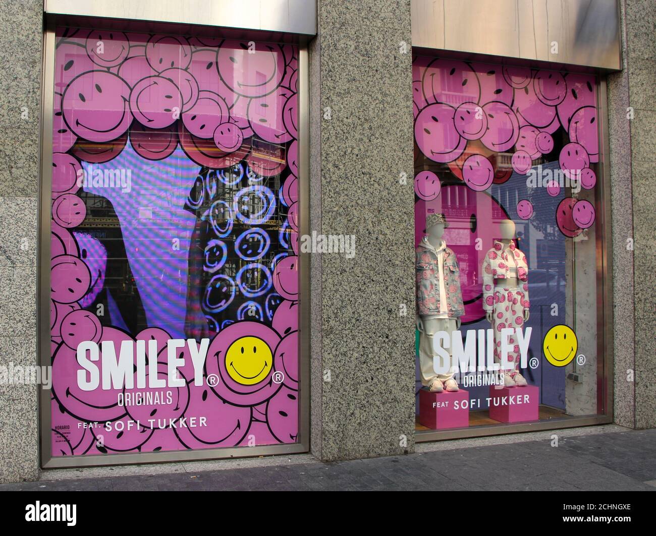Vetrina con faccine sorridenti in colore rosa Smiley originali Abbigliamento  con Sofi Tukker sulla via principale della Gran Via A Madrid Spagna Foto  stock - Alamy