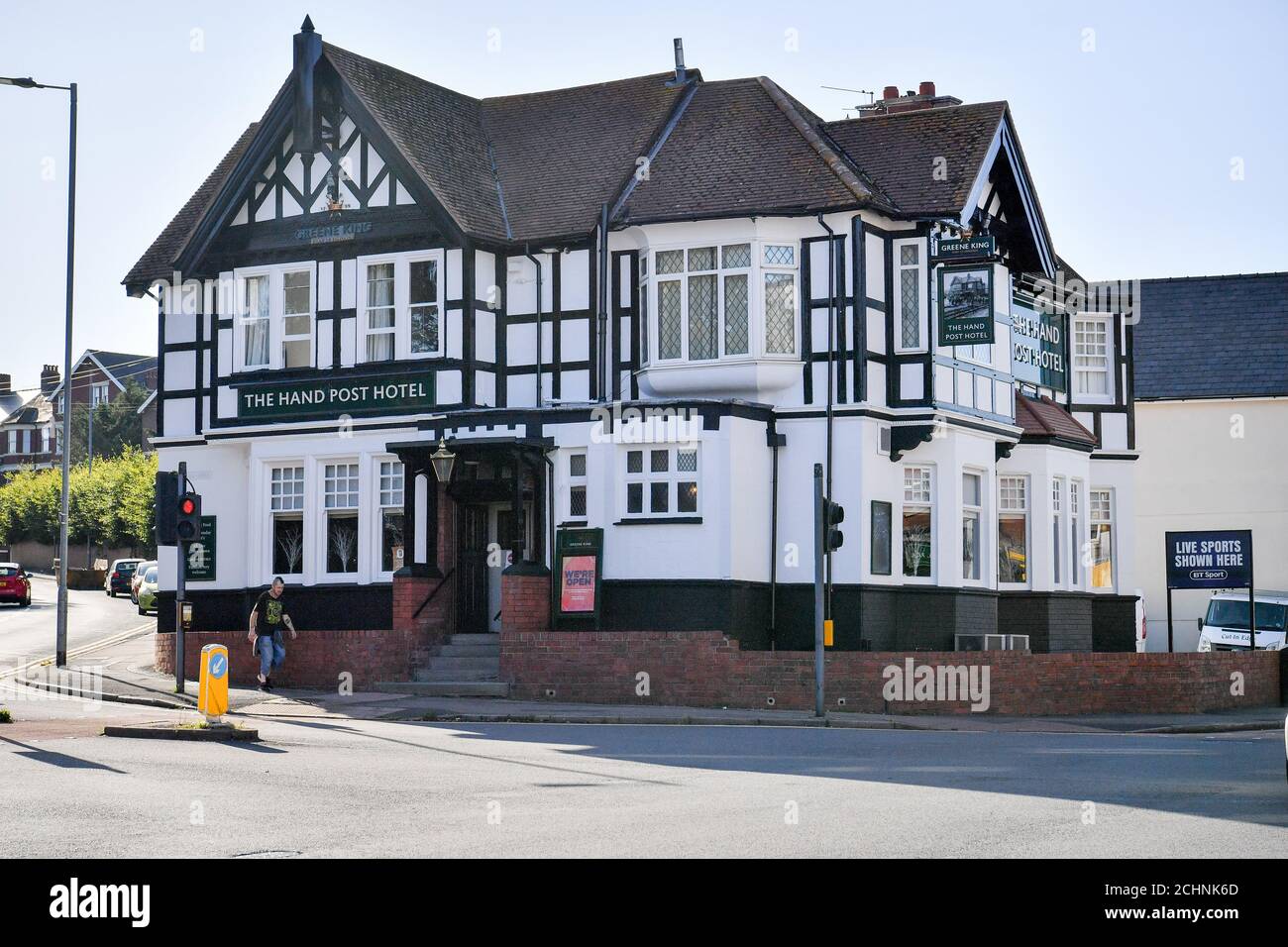 The Handpost on Bassaleg Road, Newport, Wales, uno dei sette pub nella zona di Newport, dove i residenti sono stati detto di essere ???vigilant??? Per i sintomi di Covid-19 e osservare la distanza sociale a seguito di un aumento dei casi in città. Foto Stock