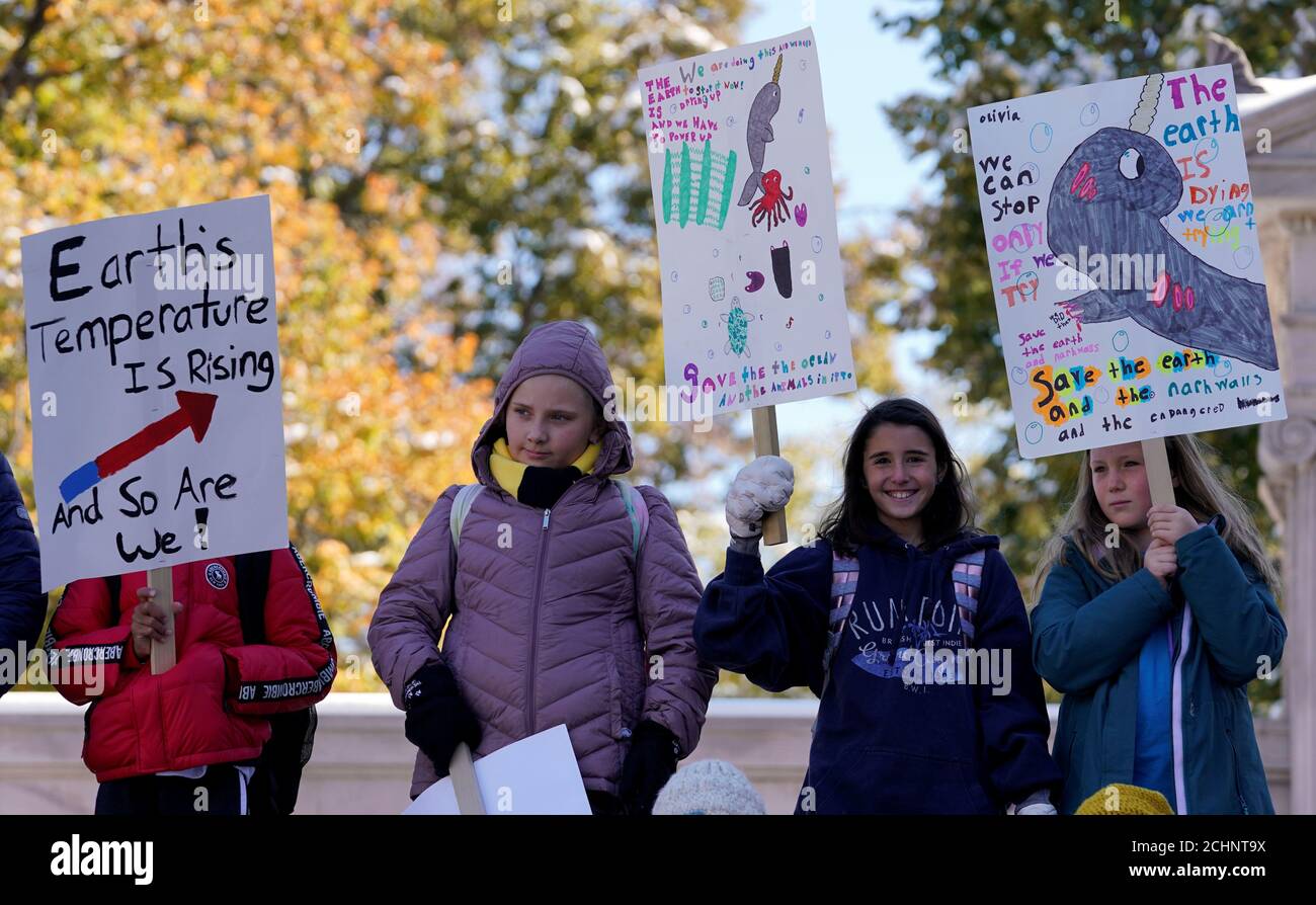 Gli studenti prendono parte a un raduno sul cambiamento climatico a Denver, Colorado, Stati Uniti, il 11 ottobre 2019. REUTERS/Rick Wilking Foto Stock