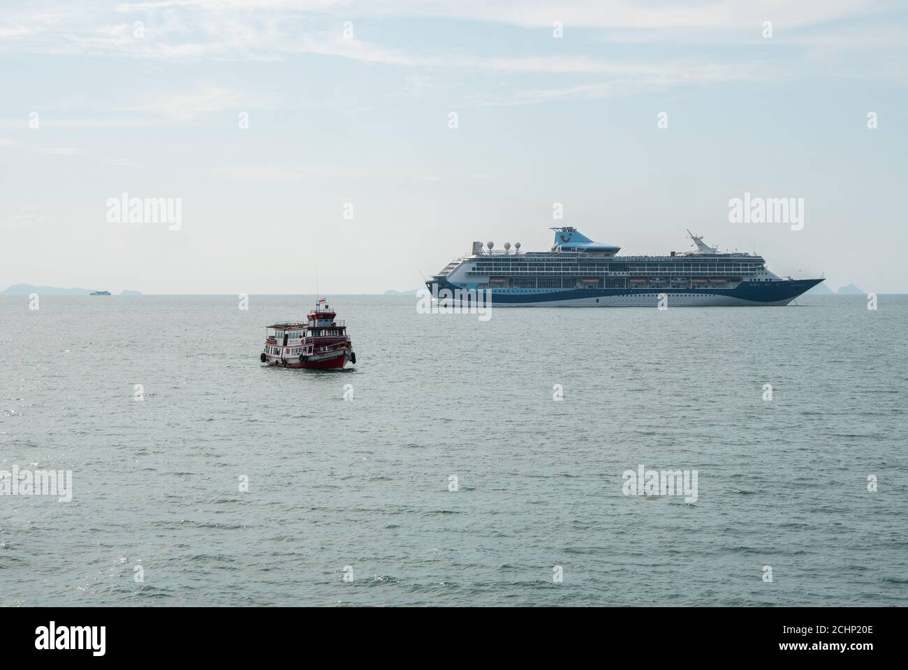 Isola di Koh Samui, Thailandia - 15 dicembre 2019: Nave da crociera della società TUI Cruises naviga nel Golfo della Thailandia con un'altra piccola barca. Foto Stock