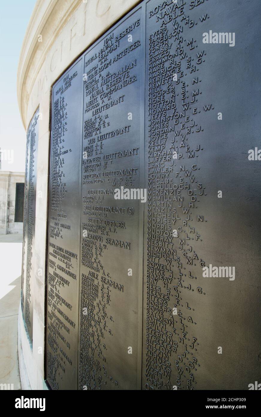 Indipendentemente dal grado, in morte sono uguali su un pannello al Plymouth Naval War Memorial.on Plymouth Hoe. Commemorazione di 6,200 persone navali provenienti dalla prima guerra mondiale e. Foto Stock