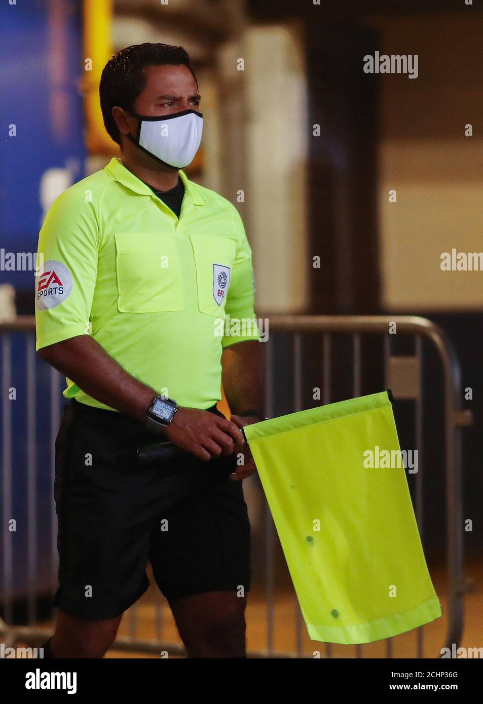 L'assistente dell'arbitro, Damith Bandara è visto indossare una maschera - Ipswich Town contro Arsenal U21, EFL Trophy Group J, Portman Road, Ipswich, UK - 8 settembre 2020 solo uso editoriale - si applicano le restrizioni DataCo Foto Stock