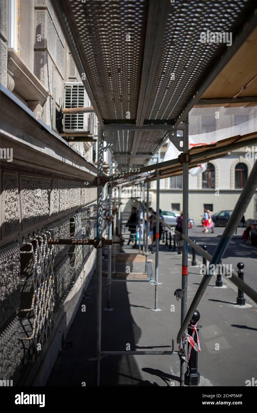 Belgrado, Serbia, 4 settembre 2020: Impalcatura montata sulla parete anteriore dell'edificio comunale di Zemun Foto Stock