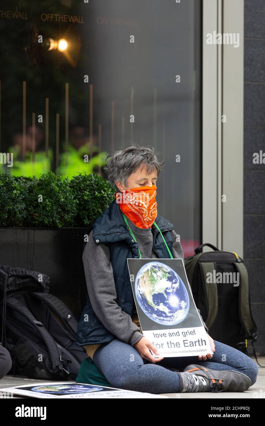 Meditazione buddista durante la manifestazione Earth Strike al di fuori dell'istituzione finanziaria BlackRock, Londra, 5 settembre 2020 Foto Stock