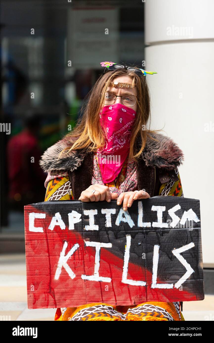 Manifestante che tiene un cartello durante la manifestazione Earth Strike al di fuori dell'istituzione finanziaria BlackRock, Londra, 5 settembre 2020 Foto Stock