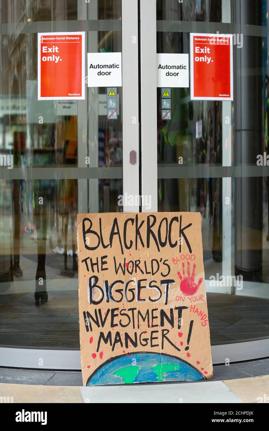 Cartello all'ingresso dell'edificio, dimostrazione di Earth Strike all'esterno dell'istituto finanziario di BlackRock, Londra, 5 settembre 2020 Foto Stock