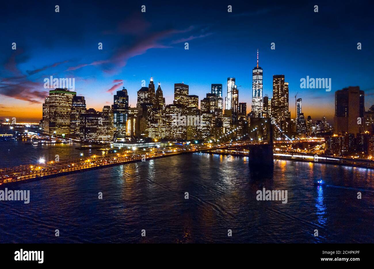 Vista aerea del ponte di Brooklyn e dello skyline di New York notte Foto Stock